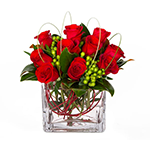 Arranjo de Rosas em Vaso de Vidro Quadrado